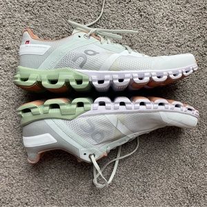 On cloud running shoes size 8